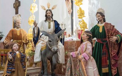 La familia López Mariscal dona nuevas figuras para la Borriquita